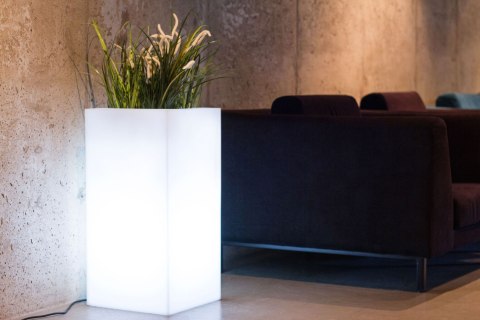 Biała donica Tower Pot z oświetleniem MONUMO Biała donica Tower Pot z oświetleniem MONUMO