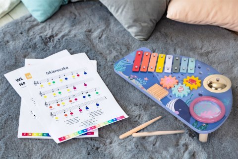 Stolik z instrumentami stół muzyczny cymbałki talerz perkusyjny tarka motyw morski ECOTOYS ECOTOYS Stolik z instrumentami stół muzyczny cymbałki talerz perkusyjny tarka motyw morski ECOTOYS ECOTOYS